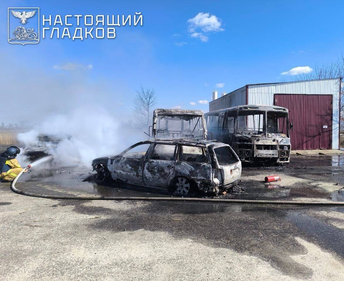 Родион Мирошник: В хуторе Масычево Грайворонского округа в Белгородской области от ударов FPV-дронов по двум стоянкам предприятия огнём уничтожены шесть транспортных средств, ещё три получили повреждения