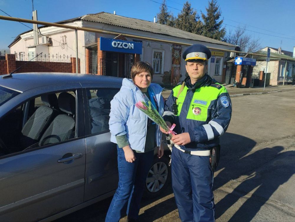 Сегодня «цветочные патрули» встретили автомобилистки в Красногвардейском, Грайворонском, Ровеньском районах, а также в Старооскольком и Шебекинском городских округах