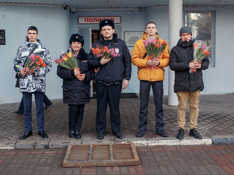 В Старом Осколе общественники и студенты поздравили женщин-полицейских с наступающим праздником