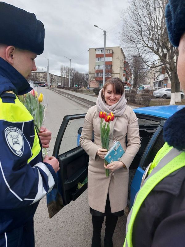 Друзья!. Мы продолжаем радовать наших дорогих автомобилисток весенними букетами в преддверии Международного женского дня Но помимо цветов, мы также хотим напомнить девушкам о важности соблюдения правил дорожного движения....