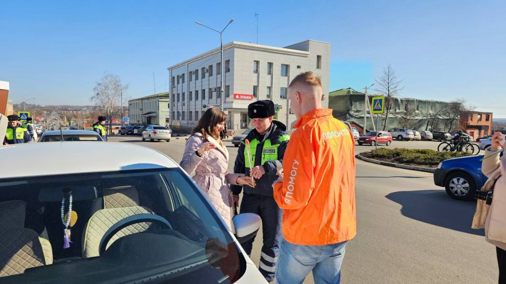 В Корочанском районе автоинспекторы и общественники поздравили автоледи весенними букетами и вручили памятки по ПДД