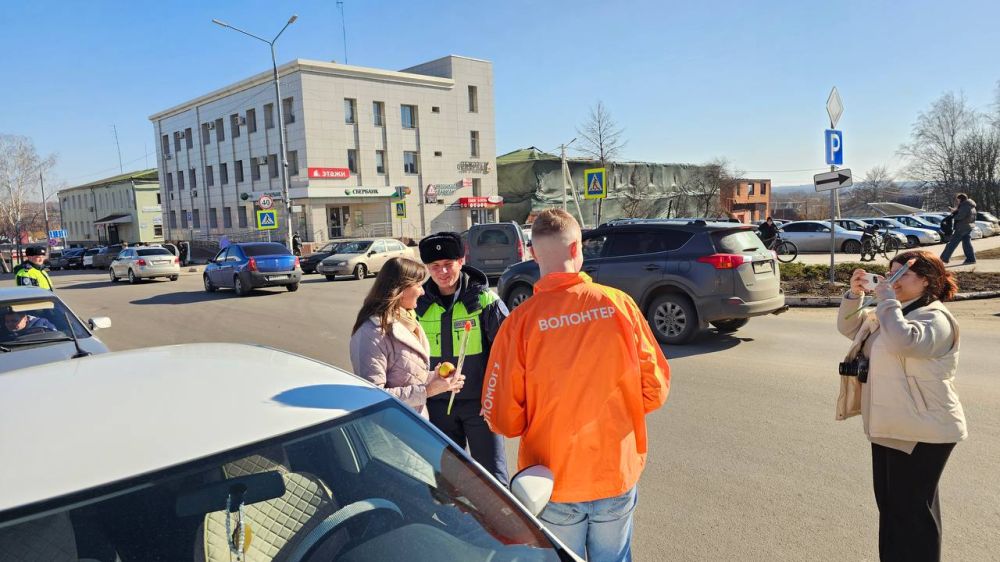 В Корочанском районе автоинспекторы и общественники поздравили автоледи весенними букетами и вручили памятки по ПДД