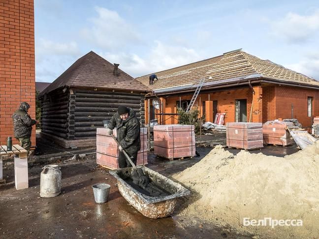 В Шебекино продолжают восстанавливать дома после обстрелов