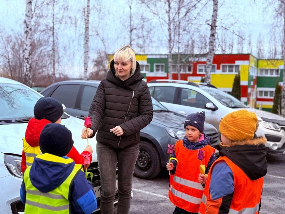 Вот такой «юный цветочный патруль» встречал автомобилисток в Губкине