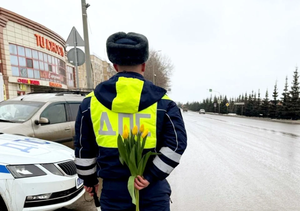 На белгородских дорогах полицейские дарят автомобилисткам цветы0