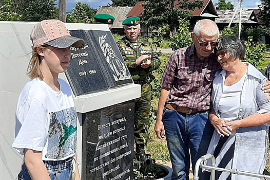 Памятный знак в благодарность воспитателям детского дома открыли в Ветлуге