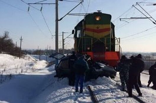 Под Белгородом водитель ВАЗа врезался в маневровый поезд