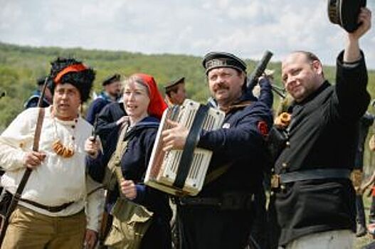 Реконструкторы устроили сражение «белых» и «красных» под Белгородом