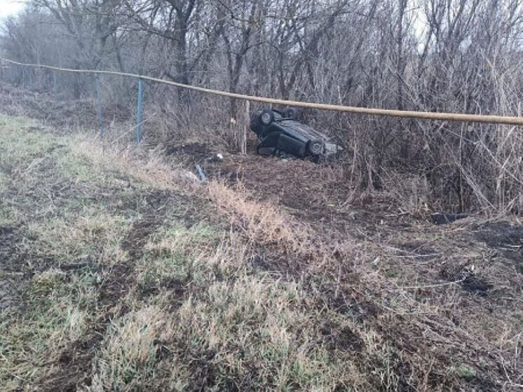 В Белгородской области «ВАЗ» вылетел с дороги и оказался на крыше в кустах