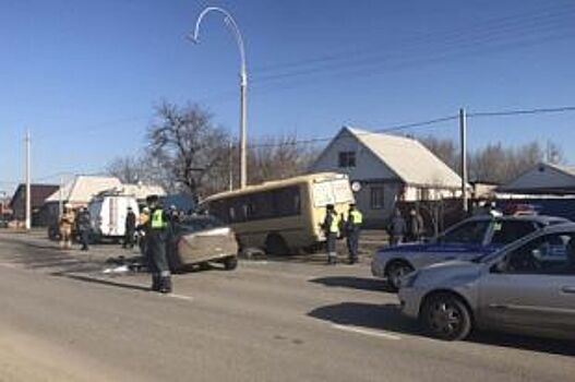 В Белгороде столкнулись пассажирский автобус и Mercedes