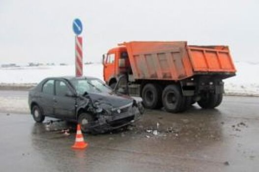 В столкновении КамАЗа и легковушки в Белгороде погибла женщина