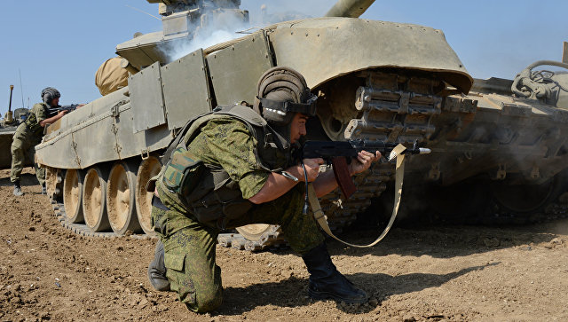 Западный военный округ получит 100 новых БТР-82АМ